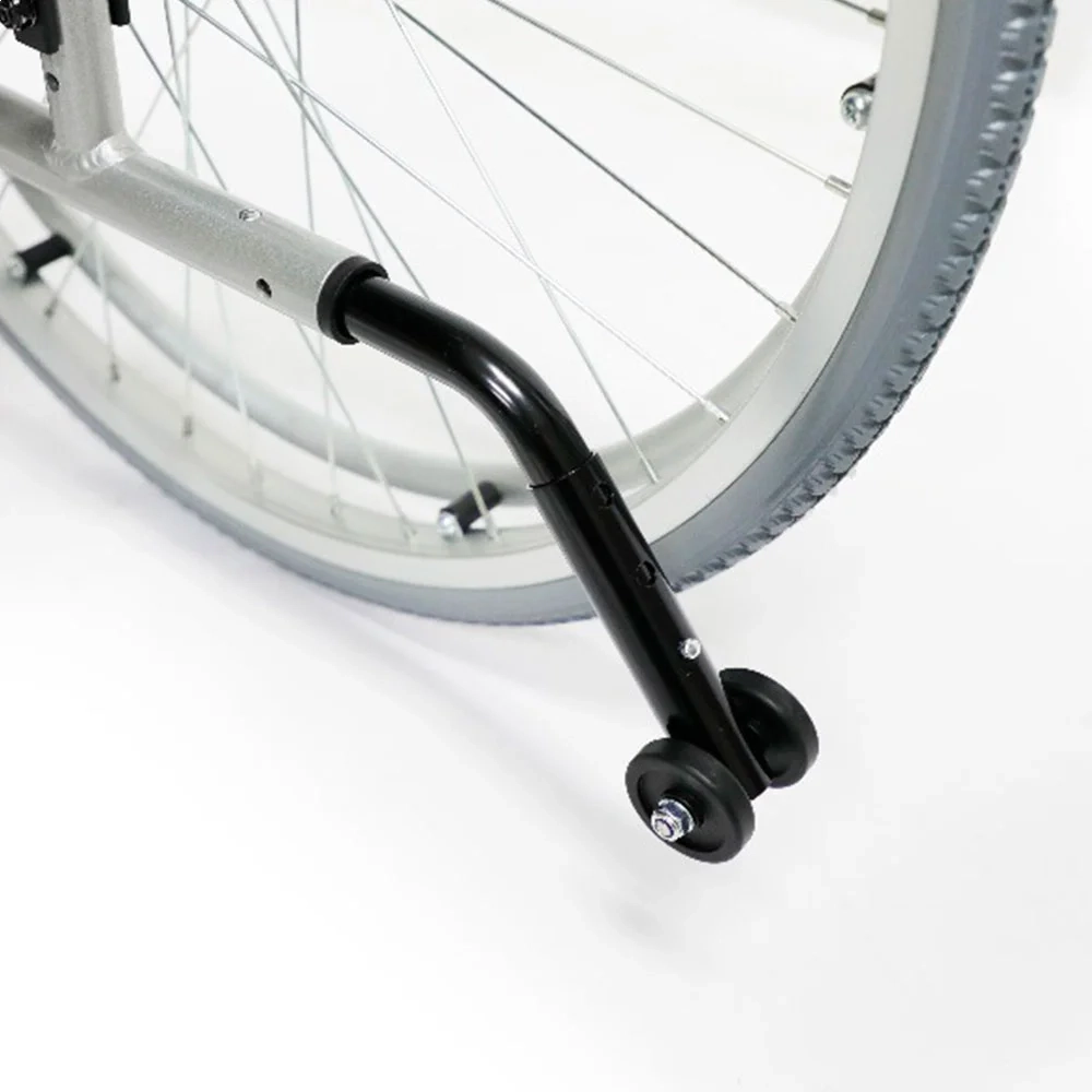 Detalhe da roda dianteira e apoio de pés da cadeira de rodas X1 Mobility