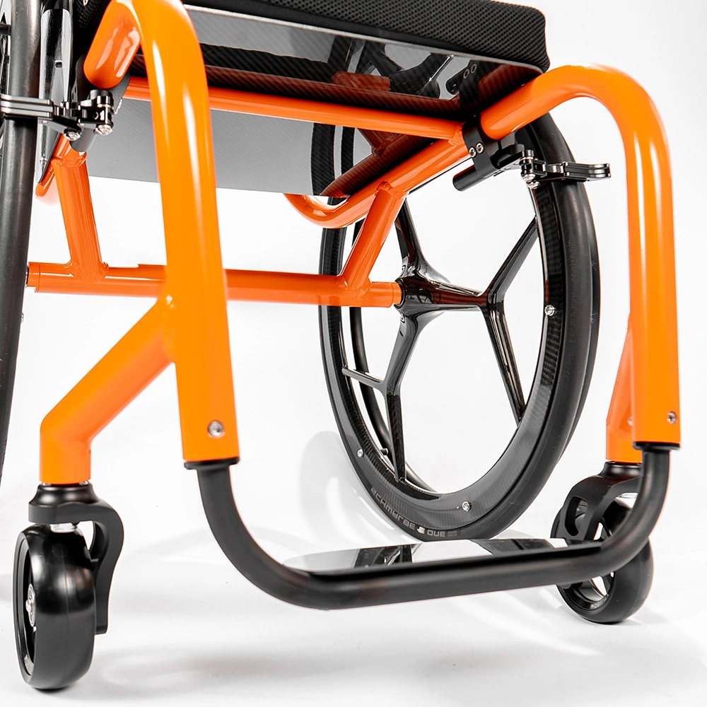 Cadeira de rodas ultraleve Viper RS em fibra de carbono, vista em três quartos — Mobility