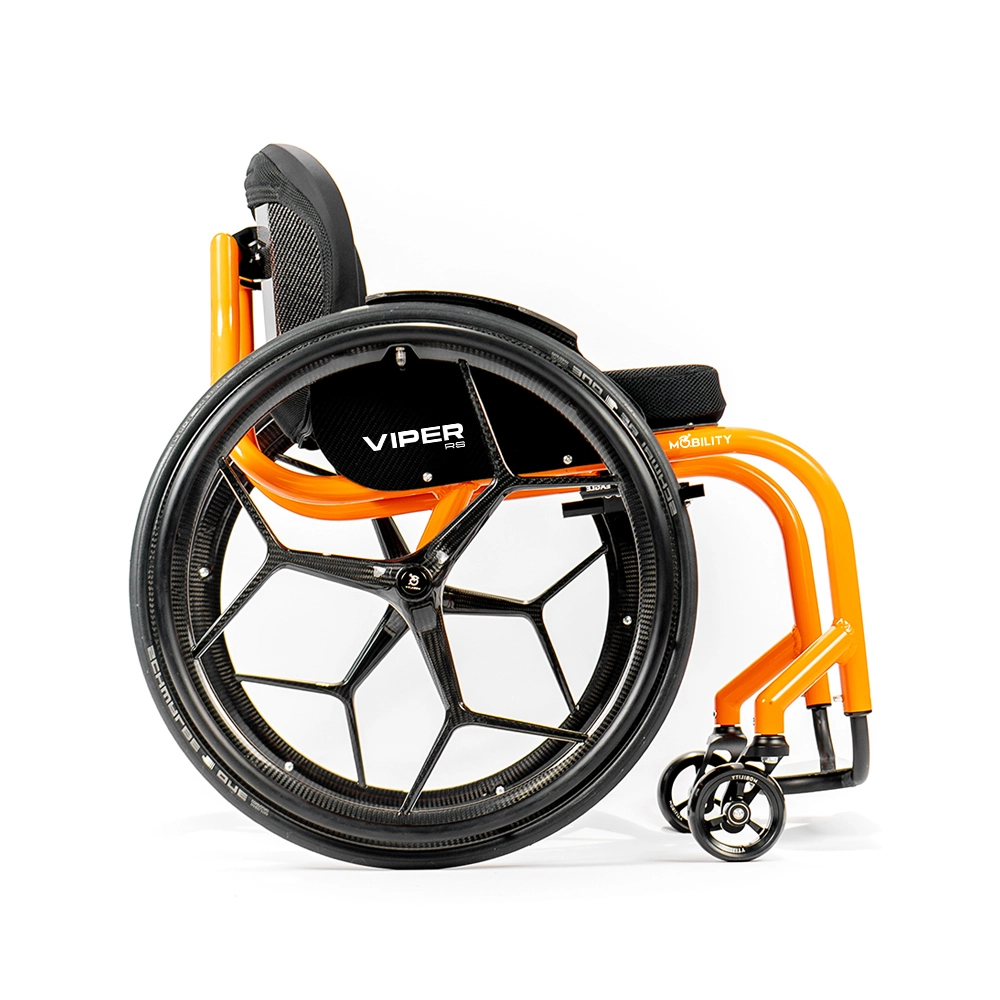 Cadeira de rodas ultraleve Viper RS em fibra de carbono, vista frontal com rodas em camber — Mobility